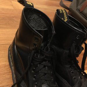 Dr. Martens W7 M6 Boots